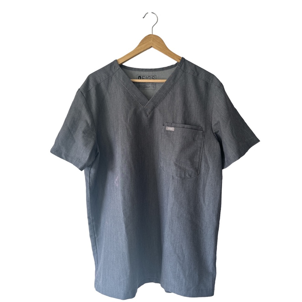 FIGS Technical Collection man’s Leon™ Three-Pocket Scrub Top M Grey Graphite